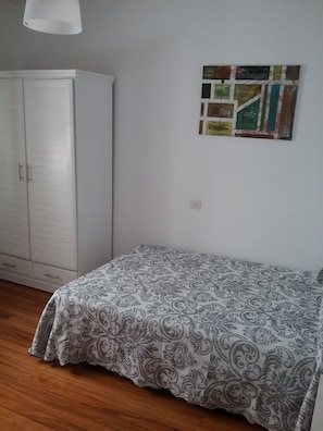 3 bedrooms, iron/ironing board, bed sheets