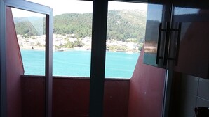 Une salle de bain avec vue sur la côte, un lavabo et un miroir.
