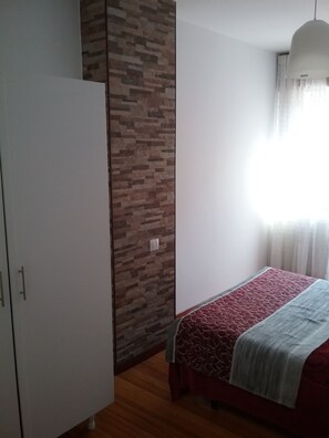 3 bedrooms, iron/ironing board, bed sheets