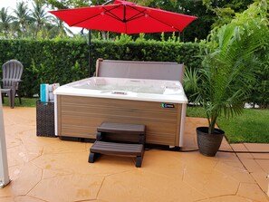 Outdoor spa tub - ParadisePlace (4bdm/3 brm W/Hot Tub & Jacuzzi (Hollywood)