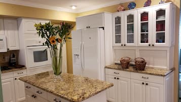 冰箱、微波炉、烤箱、炉灶