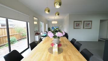 Nhà (9 Bedrooms) | Khu vực ăn uống tại phòng