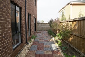 Courtyard - Luxury 9 BRM House in Melbourne (Williams Landing)