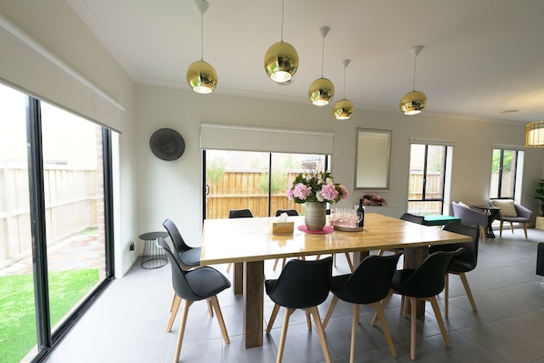 House (9 Bedrooms) | In-room dining
