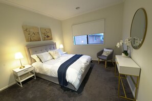 House (9 Bedrooms) | 9 bedrooms, Egyptian cotton sheets, premium bedding, Select Comfort beds - Luxury 9 BRM House in Melbourne (Williams Landing)