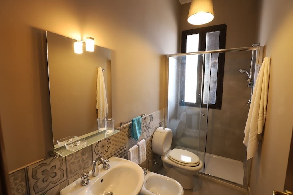 Serviettes fournies, savon, papier toilette