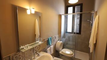 Serviettes fournies, savon, papier toilette