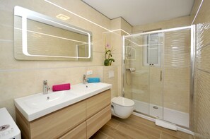 Hair dryer, towels, shampoo, toilet paper - Luxury & comfortable/private hot tub /amazing view! (Trogir)