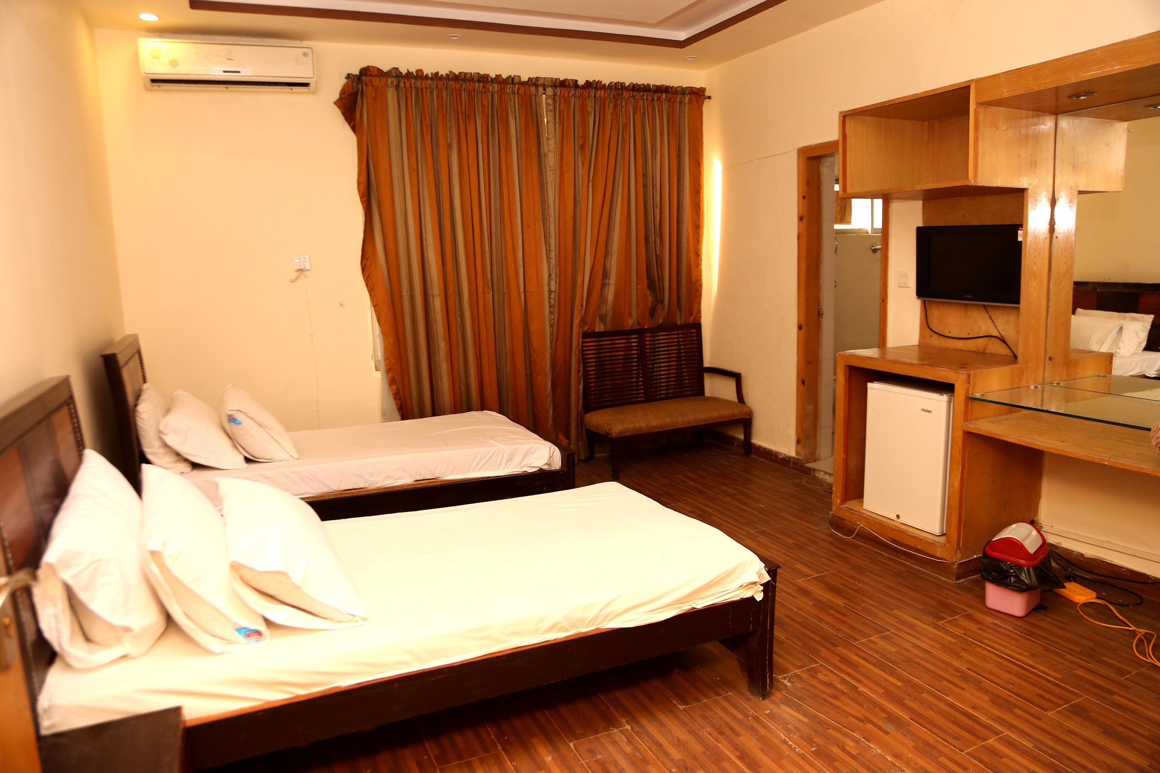 Standard-Zweibettzimmer, 2 Einzelbetten | Zimmersafe, Schreibtisch, kostenloses WLAN, Bettwäsche