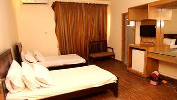 Standard Twin Room, 2 Twin Beds | In-room safe, desk, free WiFi, bed sheets