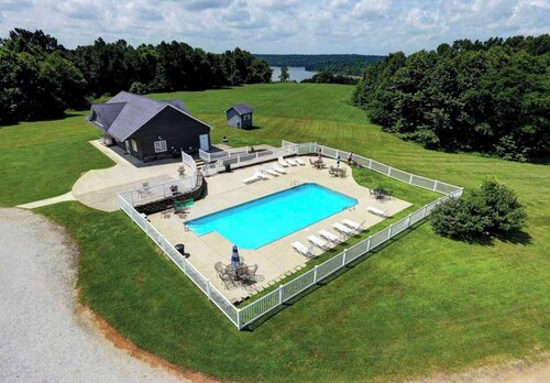 #56 Southern Lights - Family Lakefront Retreat with Hot Tub and Resort Pool