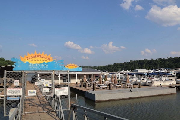 Ein Yachthafen mit Steg, Booten und einem Schild für den Taylorville Lake Marina.