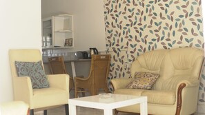 Family House, 2 Bedrooms, Pool View, Beachside (Monkey) | Living room