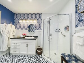 Luxury Room, 1 Queen Bed (Jacques Cartier) | Bathroom | Combined shower/tub, free toiletries, hair dryer, bathrobes