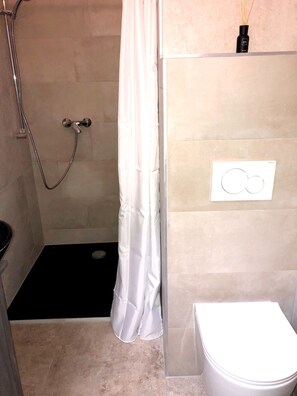 Regadera, secadora de cabello, toallas, jabón