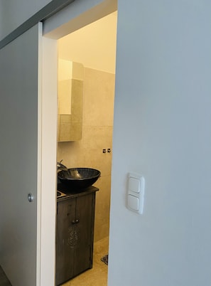 Regadera, secadora de cabello, toallas, jabón