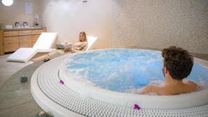 A spa room with a hot tub, a wooden cabinet, and a clock on the wall. - Superb 6-person apartment at the foot of the slopes, in the "Coeur des Loges" residence (Les Menuires)