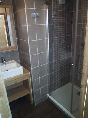 Badewanne, Haartrockner, Handtücher