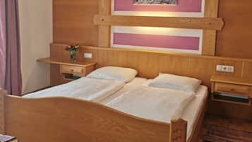 1 bedroom, desk, WiFi