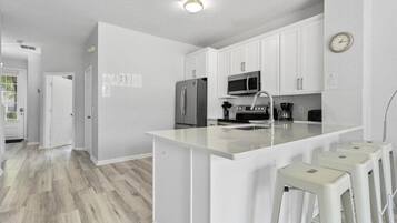 Een koelkast, een magnetron, een oven, een kookplaat