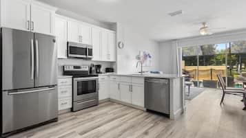 Een koelkast, een magnetron, een oven, een kookplaat