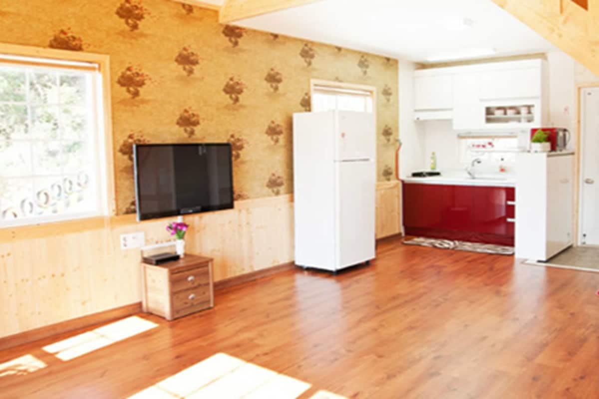 Duplex (Yet-Sa-Rang) | Living area | Flat-screen TV