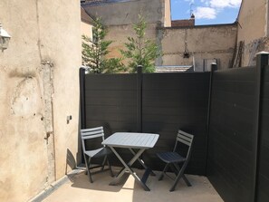 Outdoor dining - Auxerre City Center: Small House (Auxerre)