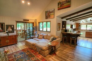 Smart TV, fireplace, DVD player, table tennis - CELEBRATE the Holidays in an INDOOR POOL & SPA (Saratoga Springs)