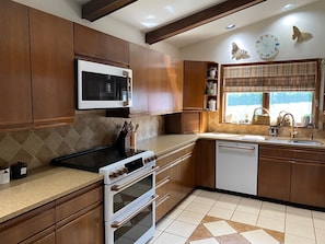 Geladeira, micro-ondas, fogão, cooktop