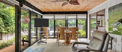 Smart TV, fireplace, DVD player, table tennis