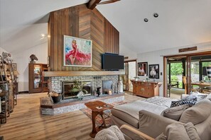 3 bedrooms, in-room safe, desk, iron/ironing board - CELEBRATE the Holidays in an INDOOR POOL & SPA (Saratoga Springs)