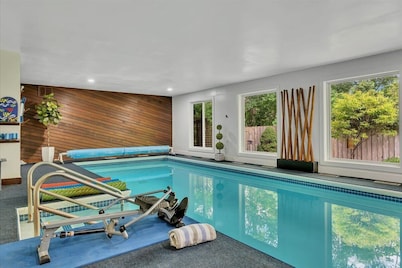 Private HEATED INDOOR POOL & SPA. Location Lake, Track, Golf in Saratoga Spr