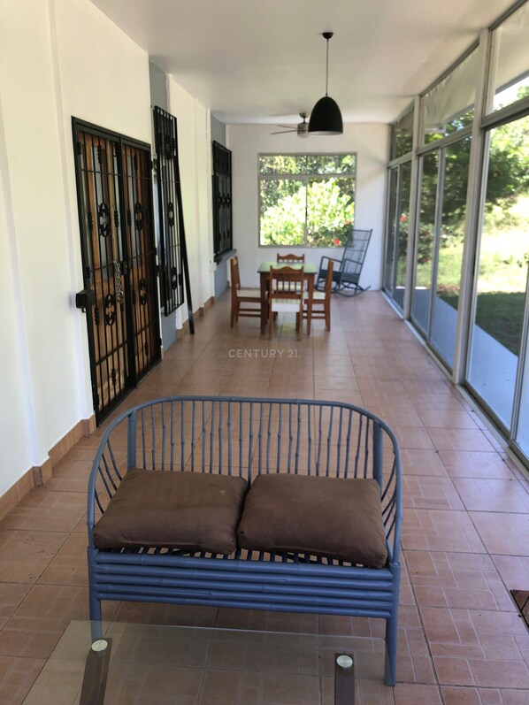 Lobby sitting area - Casa Eva Ojochal (Ciudad Cortés)