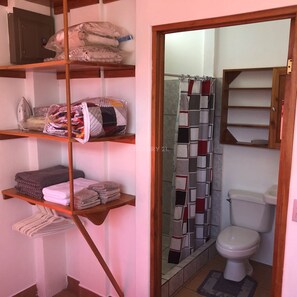 Casa Confort, 2 habitaciones | Baño | Jabón y papel de baño 