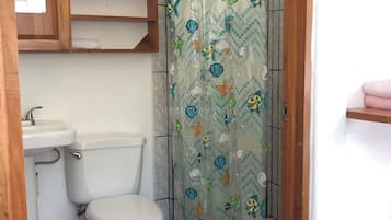 Nhà tiện nghi đơn giản, 2 phòng ngủ | Phòng tắm | Xà phòng, giấy vệ sinh