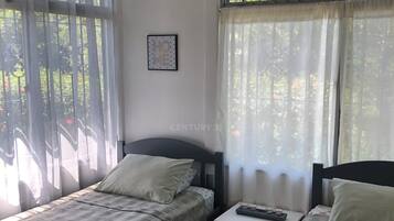 Nhà tiện nghi đơn giản, 2 phòng ngủ | Trang bị nội thất với thiết kế riêng biệt, màn/rèm cản sáng