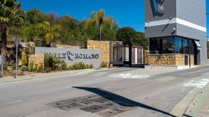 Un edificio moderno con un letrero que dice "Villa Romano".