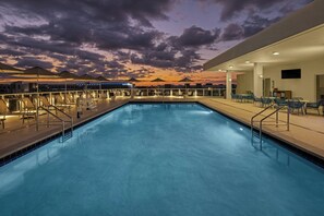 Outdoor pool, open 6:00 AM to 10:00 PM, pool umbrellas, sun loungers - Courtyard by Marriott Delray Beach (Delray Beach)