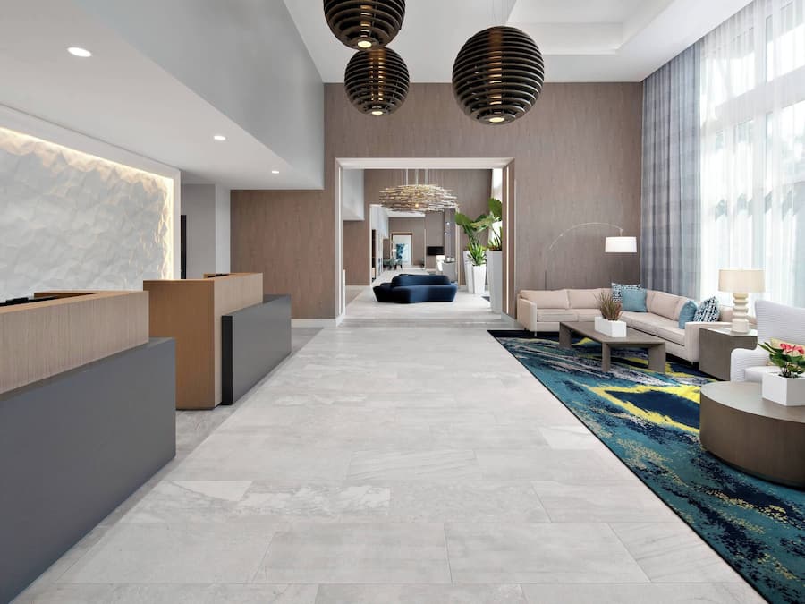 2 bars/lounges, poolside bar