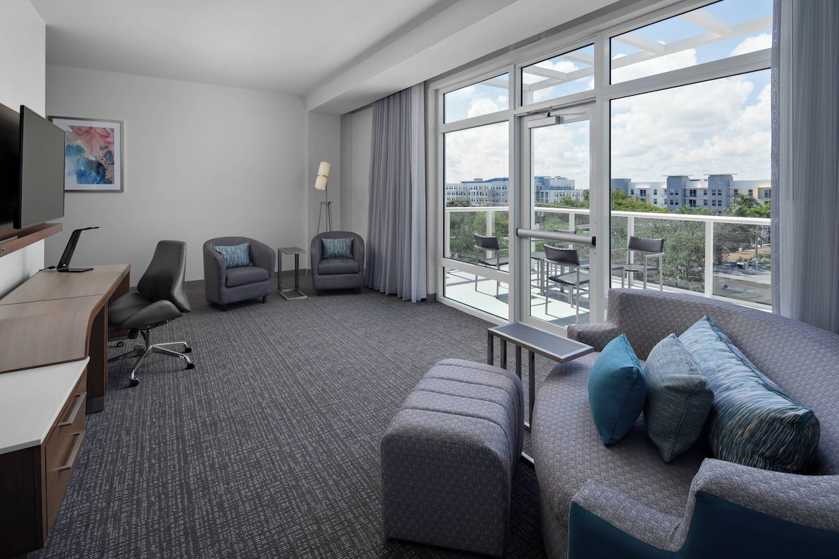 Suite, 2 Queen-Betten, Balkon | Wohnbereich