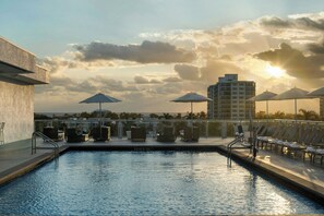 Outdoor pool, open 6:00 AM to 10:00 PM, pool umbrellas, sun loungers - Courtyard by Marriott Delray Beach (Delray Beach)