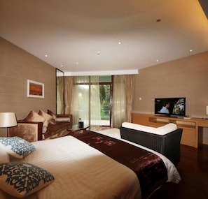 Dobbeltrom – comfort, hageutsikt | Sengetøy av topp kvalitet, senger med overmadrass og safe på rommet