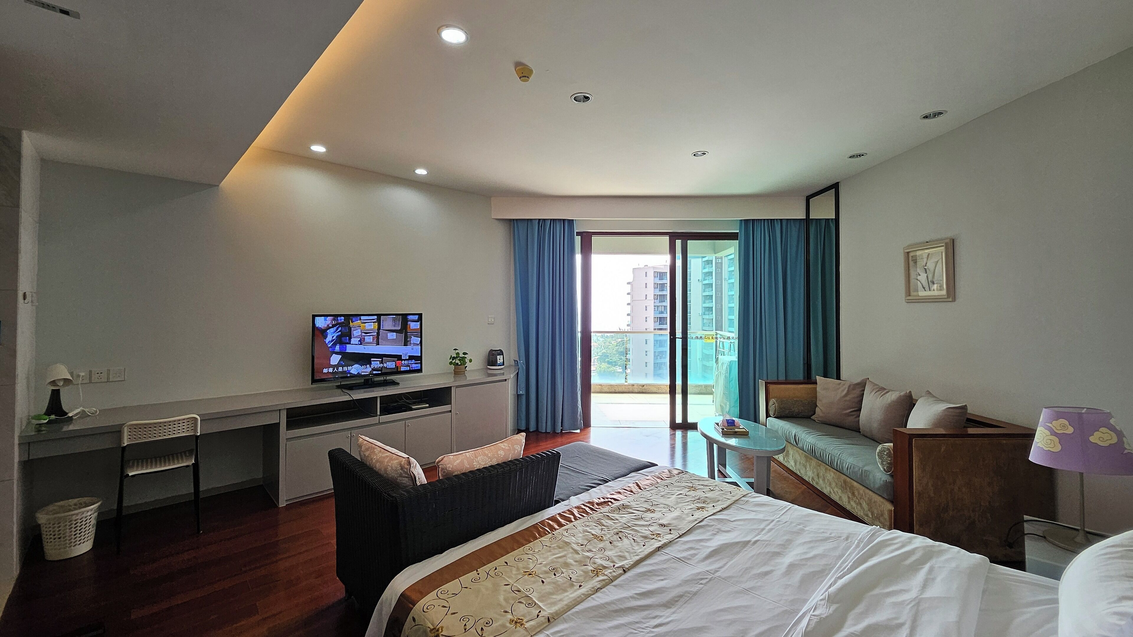 Chambre Double Confort, vue mer | Coin séjour | Télévision LCD de 42 pouces avec chaînes par câble, télévision