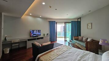 Chambre Double Confort, vue mer | Coin séjour | Télévision LCD de 42 pouces avec chaînes par câble, télévision