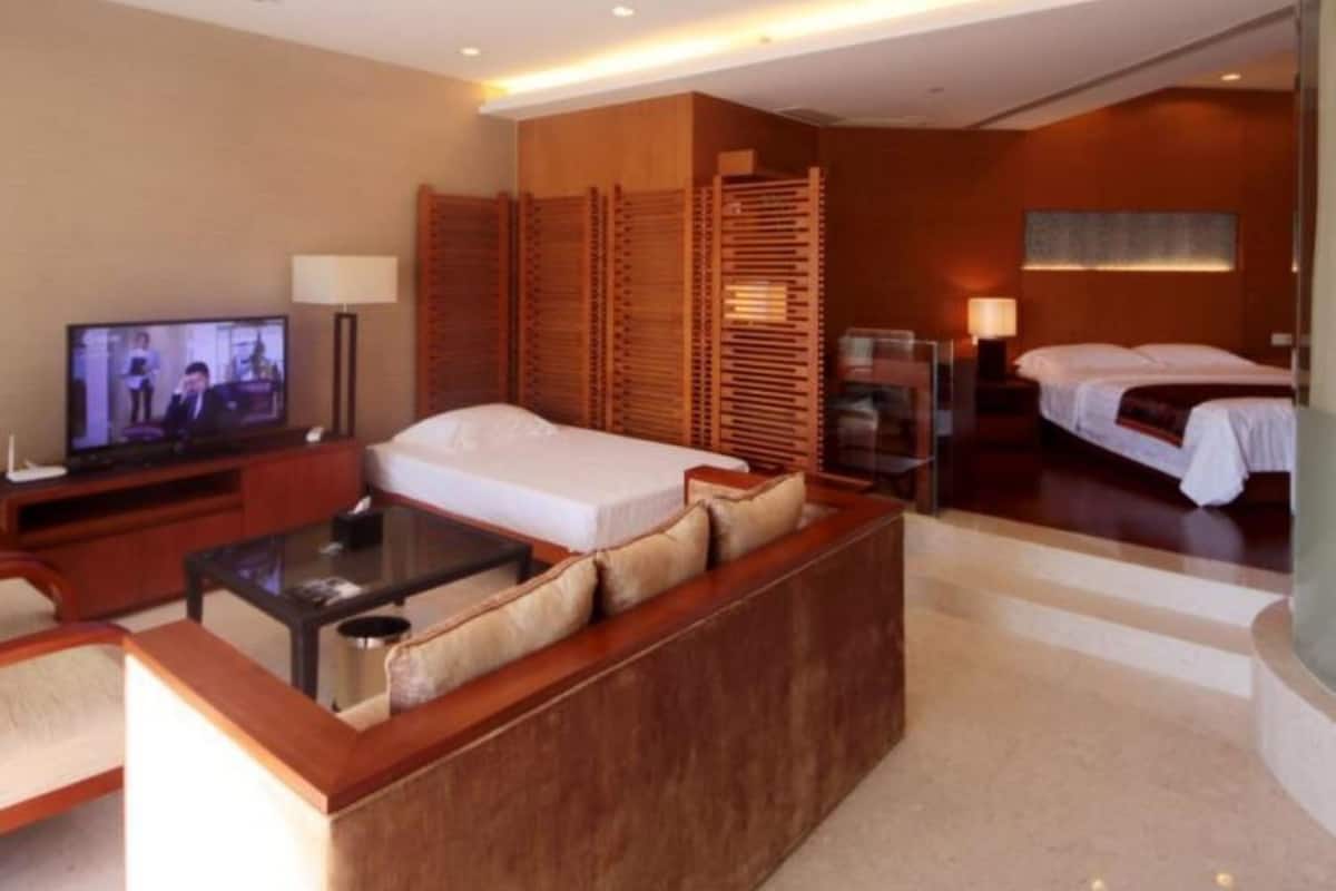 1 bedroom, premium bedding, pillowtop beds, in-room safe