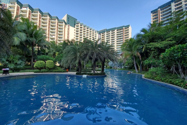 2 outdoor pools