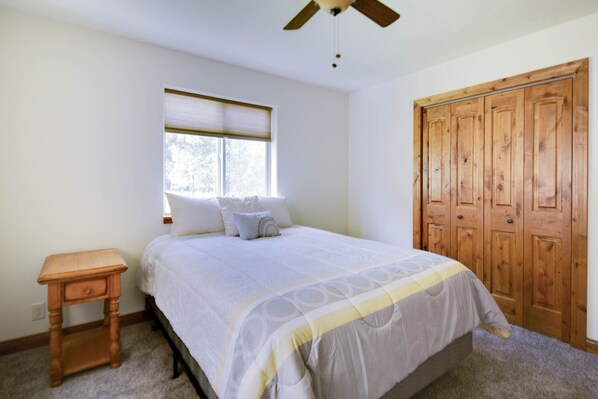 3 عدّة غرف نوم ومكواة/لوح كي وواي فاي مجانًا وملاءات أسرّة