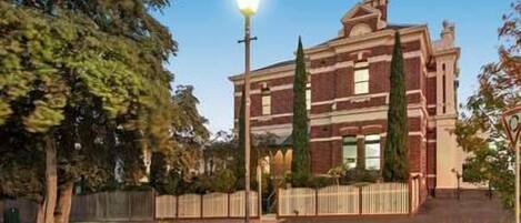 المنشأة من الخارج