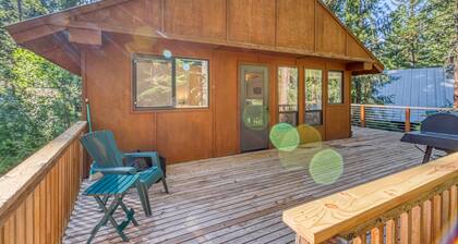 Dog-friendly woodland cabin w/ deck & private game room - walk to the river