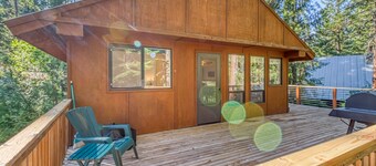 Dog-friendly woodland cabin w/ deck & private game room - walk to the river
